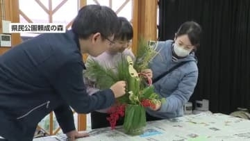 正月飾りのミニ門松づくりの教室　８家族23人がオリジナルの門松を制作