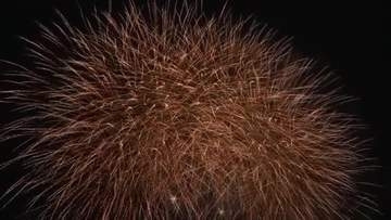 大輪の光　魚津の夏の夜を彩る　半世紀以上続く海上花火大会　今年も盛大に