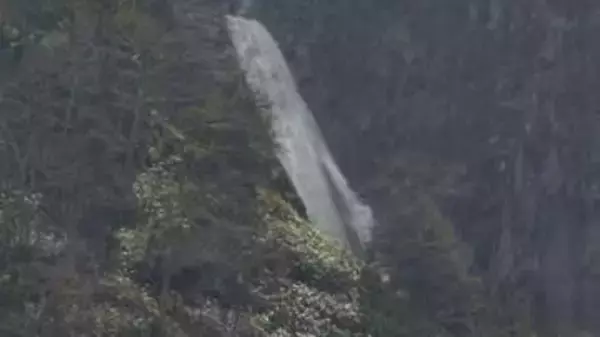 「正式な滝としては認定されていない」のに落差日本一超え　称名滝の隣に現れた「幻の滝」　遊歩道が開通