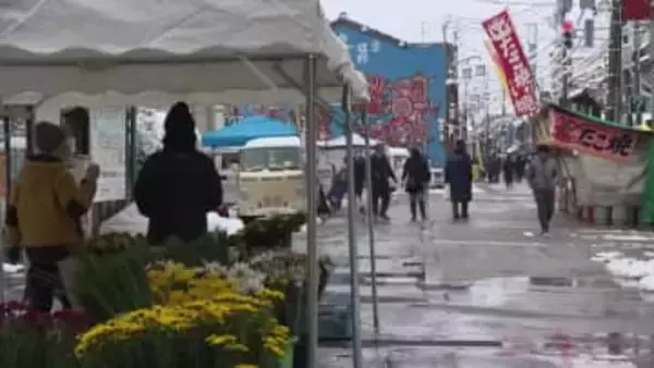 南砺市福野の年末恒例「歳の大市」　正月用の食材を買い求める人で賑わう