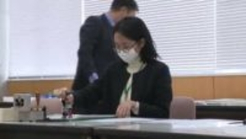 県立高校全日制の一般入試の出願受付が始まる　中学校の教員が必要書類を提出