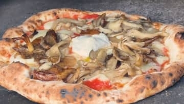 里山の秋の恵みを味わう「村上山荘」のイタリアン 旬のキノコづくしの贅沢メニュー「なかなかこんなピザない」県外からも人気