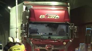 トンネルで大型トラックが高所作業車に衝突　バケット内の作業員が意識不明の重体　富山・朝日町の国道8号
