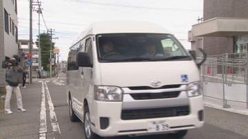 5年半ぶりの公の場、黒スーツ姿・車いすで入廷の島津被告は黙秘貫く　奥田交番襲撃事件・差し戻し審の初日　傍聴席めぐって278人が裁判所前に並ぶ　自閉スペクトラム症が量刑にどう影響するか争点に
