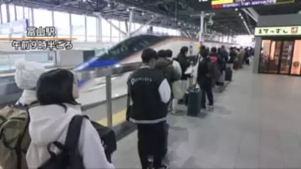 年末年始をふるさと富山で過ごす人たちの帰省ラッシュピーク　出迎えた親類と再会を喜び合う