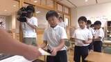 「南砺つばき学舎で2学期スタート　ひと足早く始業式、夏休みの思い出を胸に子どもたちが元気に登校」の画像1