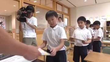 南砺つばき学舎で2学期スタート　ひと足早く始業式、夏休みの思い出を胸に子どもたちが元気に登校