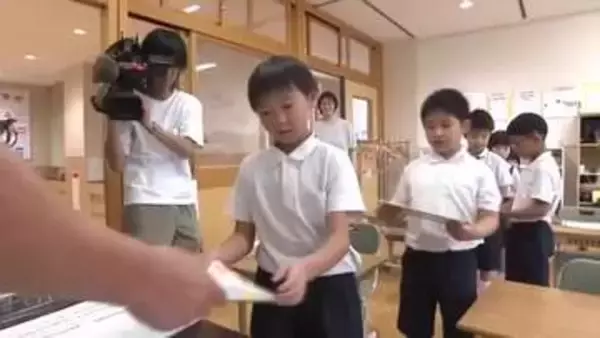 南砺つばき学舎で2学期スタート　ひと足早く始業式、夏休みの思い出を胸に子どもたちが元気に登校