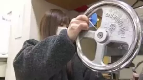 もうすぐ入学シーズン！新1年生へ鉛筆の名前入れ作業がピーク 「特別感がある」