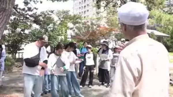小学生が能登半島地震の被災地 石川県七尾市を訪れ防災について学ぶ　富山大学竹内名誉教授が説明