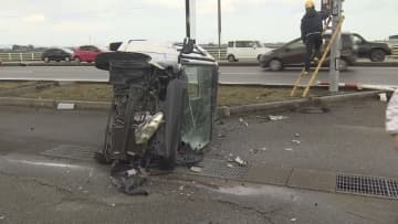 国道8号で車同士が衝突、中学生と女性会社員の親子が死亡　交差点で出会い頭の事故