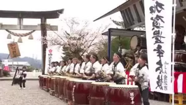南砺市の高瀬神社「桜詣」　加賀豊年太鼓の迫力ある奉納演奏が人々を魅了