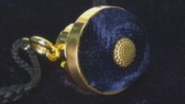 富山県、県議会議員バッジを450万円で売却　金高騰で来年から銀製に変更