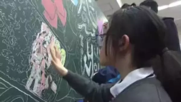 高校生の手で紡ぐ感謝の「黒板アート」　卒業生への想いを込めて　高岡駅で展示開始、富山駅でも予定