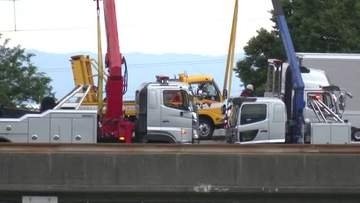 北陸道自動車道で大型トラックが道路工事の作業現場に突っ込む 作業員2人が死傷 トラック運転手は重傷