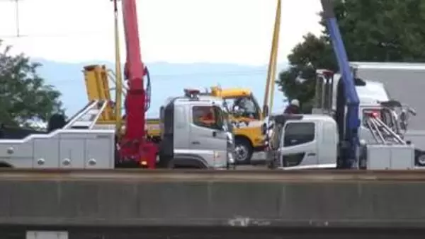 北陸道自動車道で大型トラックが道路工事の作業現場に突っ込む 作業員2人が死傷 トラック運転手は重傷