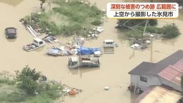 上空から見た富山県氷見市の冠水被害　腰の高さほど水に浸かったコンビニ、ボートで進む救助隊