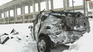 踏切内で車と貨物列車が衝突　雪で動けなくなった可能性　通勤通学時間の事故に人であふれかえる駅も