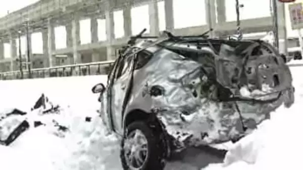 踏切内で車と貨物列車が衝突　雪で動けなくなった可能性　通勤通学時間の事故に人であふれかえる駅も