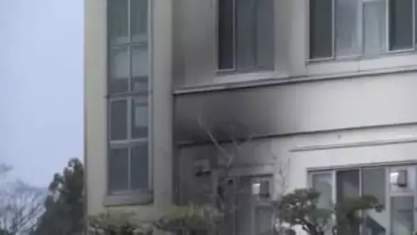 渡り廊下に置かれた段ボールが燃える　県立富山高等支援学校で火災　警察と消防が火事の原因調べる