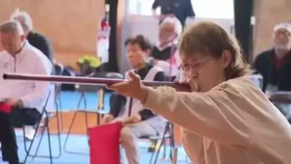 「ど真ん中に入るとたまらない」北陸初のスポーツ吹矢大会、富山市で開催　会場に快音響く