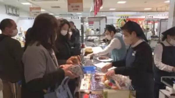 富山大和「大九州展」開幕　福岡の「梅ヶ枝餅」に開店前から長蛇の列、九州7県の味が一堂に