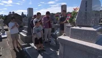 盆の入り　富山県内の墓地に多くの家族連れの姿 手を合わせ先祖を偲ぶ