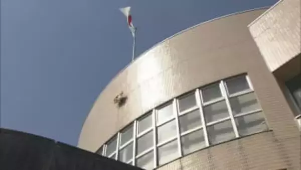 魚津市の建物非常階段で身元不明20～30代の男性発見、病院搬送後に死亡確認 「黒髪・黒色パーカー」