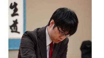 中盤は「押される展開」から終盤で逆転　富山出身・服部慎一郎七段が藤井聡太竜王への挑戦権を獲得
