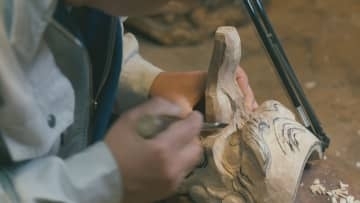 「見栄を切る時にパチッと表情が決まるように」春の獅子舞に向けて天狗の面を彫る井波の職人技