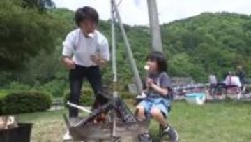 直火であぶったマシュマロも  気軽にアウトドアを楽しんで　庄川水まつり