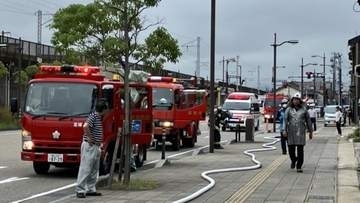 【続報】高岡市中心部の住宅火災、消防車13台が出動して約1時間10分後に鎮火　通行人が「煙が見える」と通報　けが人は確認されず【富山】