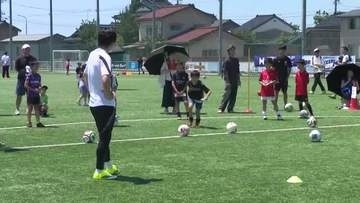 富山県出身のプロサッカー選手が地元でサッカー教室　シュートのアドバイスを受け子どもたちは大満足