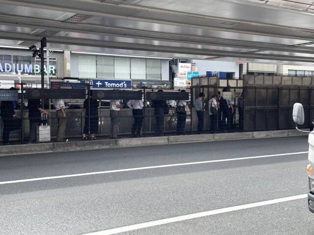 「紙巻きタバコの匂いがきつい」公園で“加熱式”吸う男性の言い分…「路上で一服」消えない背景に“喫煙所不足”のジレンマ