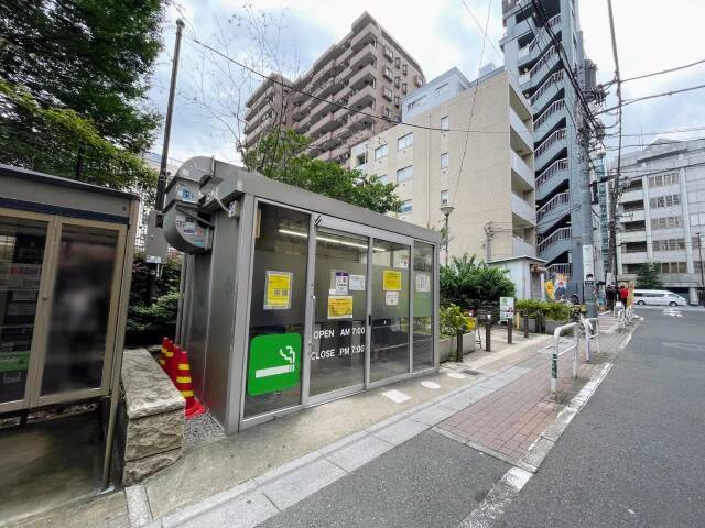 「紙巻きタバコの匂いがきつい」公園で“加熱式”吸う男性の言い分…「路上で一服」消えない背景に“喫煙所不足”のジレンマ
