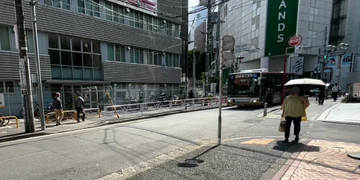渋谷「プリウス」違法駐車でバスが23分ストップ　“運行妨害”に「損害賠償請求すべき」の声も…問われる法的責任は【弁護士解説】