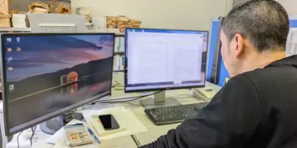 「70代警備員の日記」なぜ7万6000部超ヒット作に？　“普通の人の日常”を綴った人気シリーズを手掛ける「一人編集者」の型破りな仕事術
