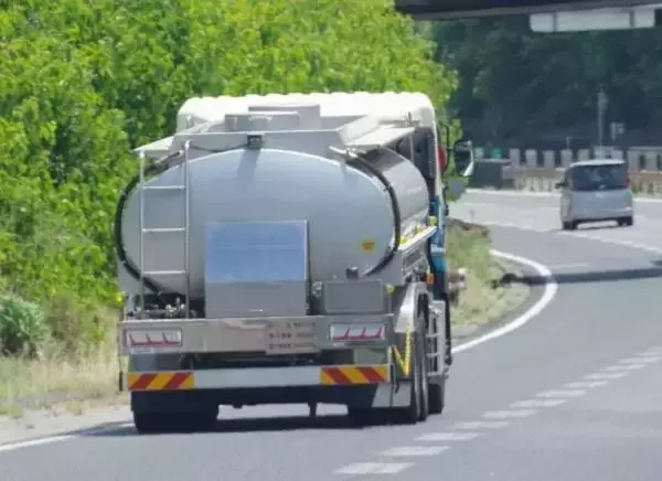 タンクローリーは「ガソリン満タン」より「ほぼ空」のほうが危険？　現役ドライバーが語る“大爆発”リスクと隣り合わせの苦労とは