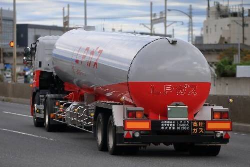 タンクローリーは「ガソリン満タン」より「ほぼ空」のほうが危険？　現役ドライバーが語る“大爆発”リスクと隣り合わせの苦労とは