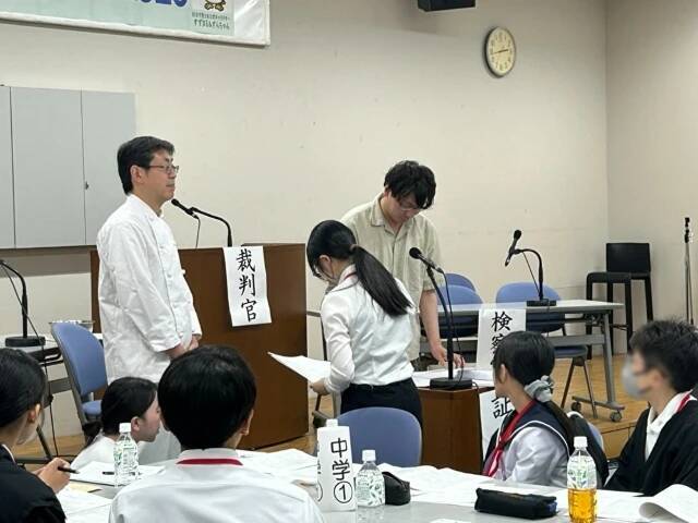 事故か事件か？ラジオの料理コーナーで“毒舌芸人”が食中毒に…中高生が「模擬裁判」に挑戦　導き出した判決は
