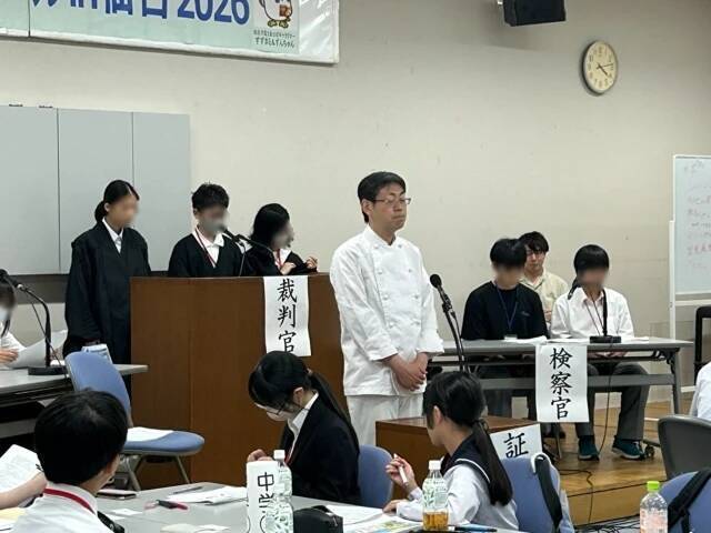 事故か事件か？ラジオの料理コーナーで“毒舌芸人”が食中毒に…中高生が「模擬裁判」に挑戦　導き出した判決は