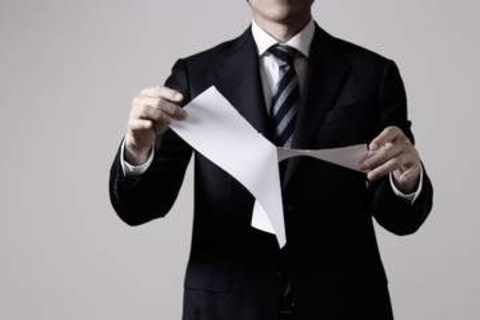 「何もしていない！」逮捕状を破って現行犯逮捕、問われる罪は？　弁護士が解説