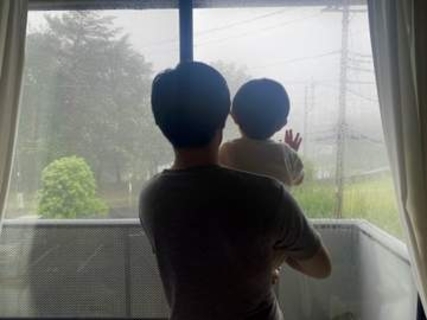 ご近所さん「台風で割れた窓、直しておいたよ」頼んでなくても修理代払うの？“田舎あるある”の意外な法律