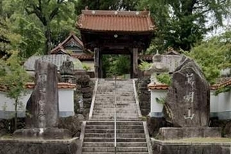 「人生が嫌になった」寺に放火した疑いで僧侶見習い逮捕、厳しい修行は時代に合わない？僧侶弁護士が答える
