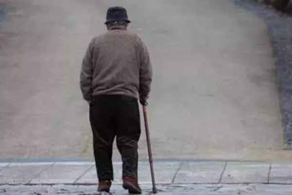 2025年の「孤立死」2万2222人、男性が8割近く占める　50代から急増…政府推計