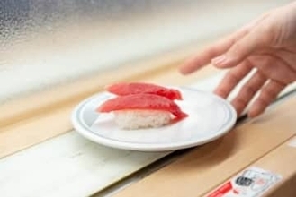 回転寿司、少しネタに触れたけどレーンに戻したらアウト？「自分が食べたいネタではなかった」