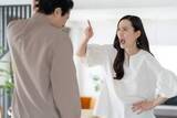 「妻が「やめて」と言っても胸やお尻を触る夫…「家庭内痴漢」は「ただのスキンシップ」では済まない？」の画像1
