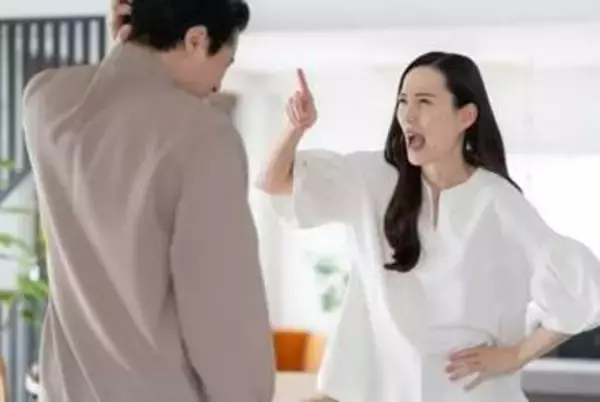 妻が「やめて」と言っても胸やお尻を触る夫…「家庭内痴漢」は「ただのスキンシップ」では済まない？