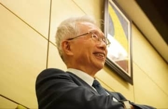 キャンバスの前に立つ「無罪請負人」弘中惇一郎弁護士、絵を描き続ける理由は「人は遊ぶために生まれてきた」