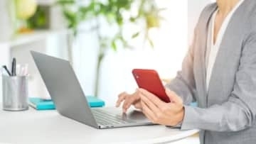 「SlackのDMを提出して」情シス担当はそんな上司命令に従う必要ある？　弁護士が解説